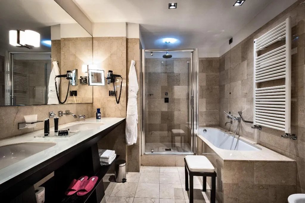 DOUBLE PREMIUM KING BED Room, Crowne Plaza Milan City, Milan