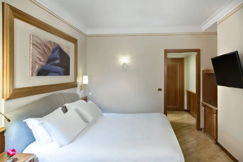 Room, Renaissance Naples Mediterraneo, Naples