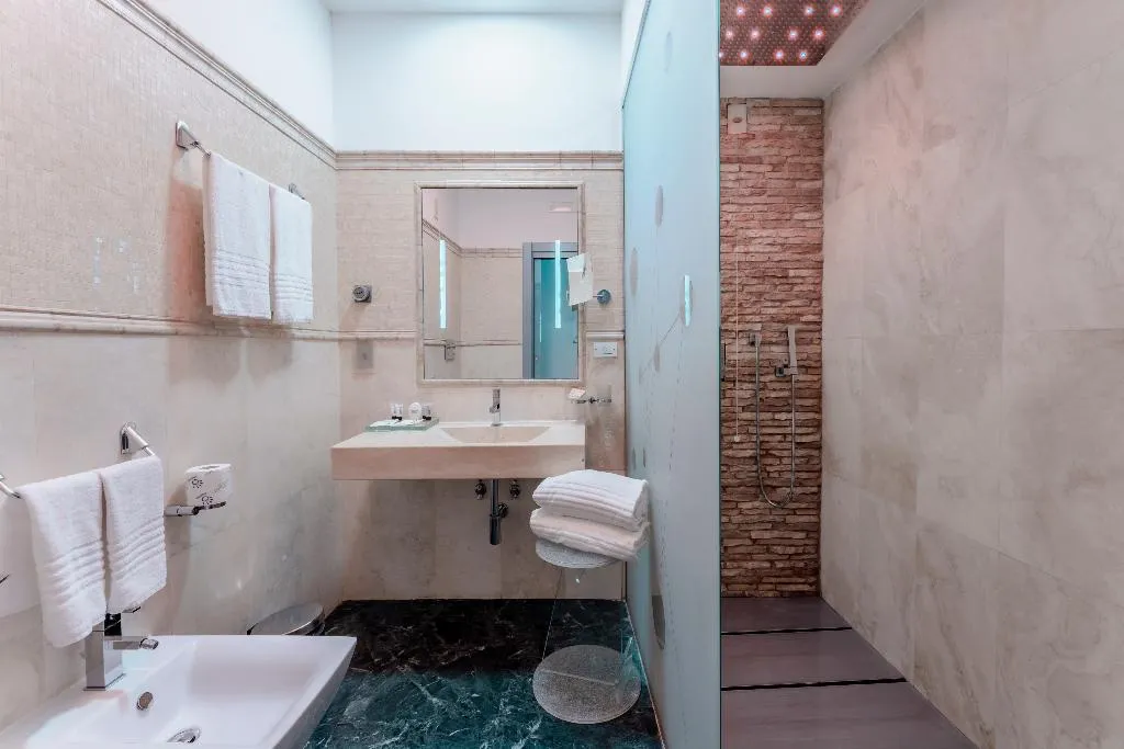 DOUBLE SUPERIOR Room, Hotel Trecento, Rome