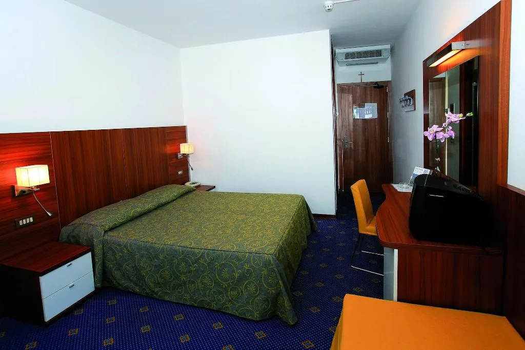 Room, Touring, Venice