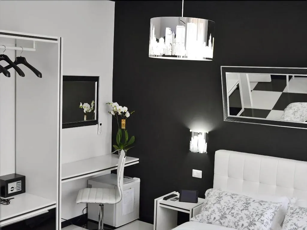 Room, Black & White G&G, Rome