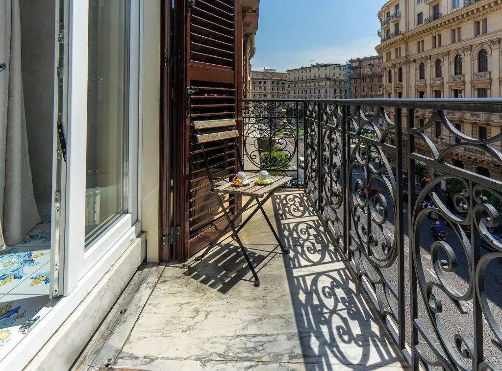 Room, Alma Adry, Naples