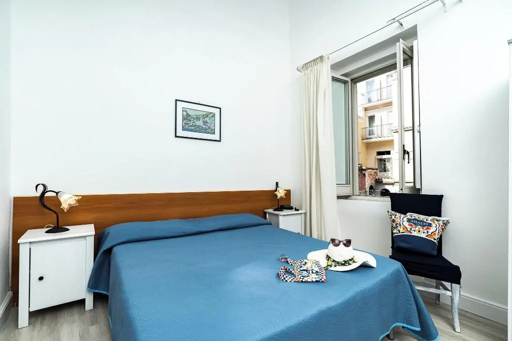 DOUBLE BASIC Room, Fontana, Naples