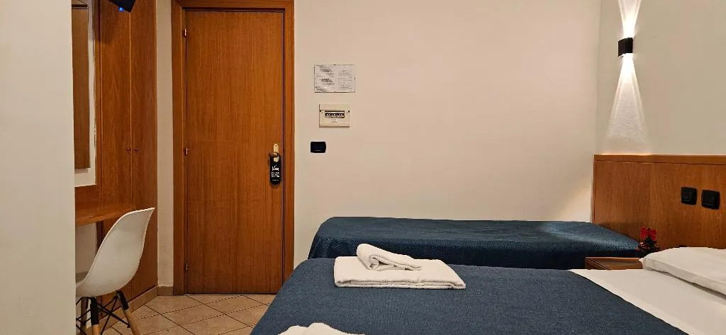 TRIPLE STANDARD Room, Zara, Naples