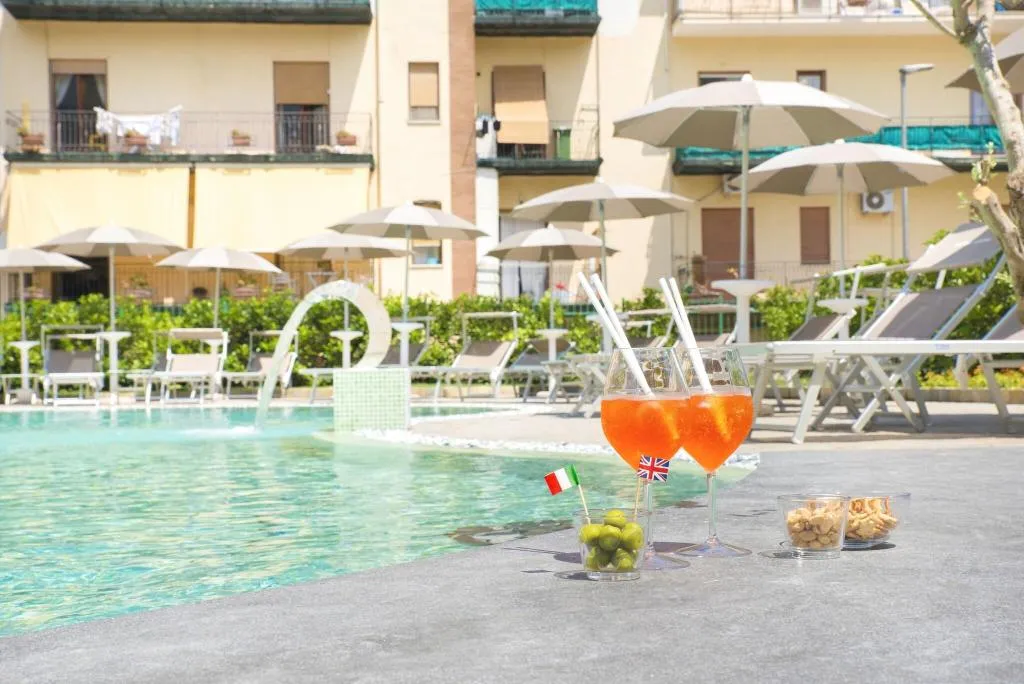 Pool, Leone, Naples