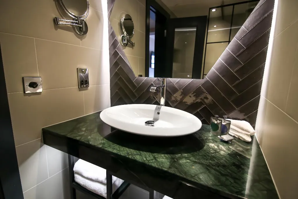 DOUBLE CLASSIC KING BED Room, The Alex, Dublin