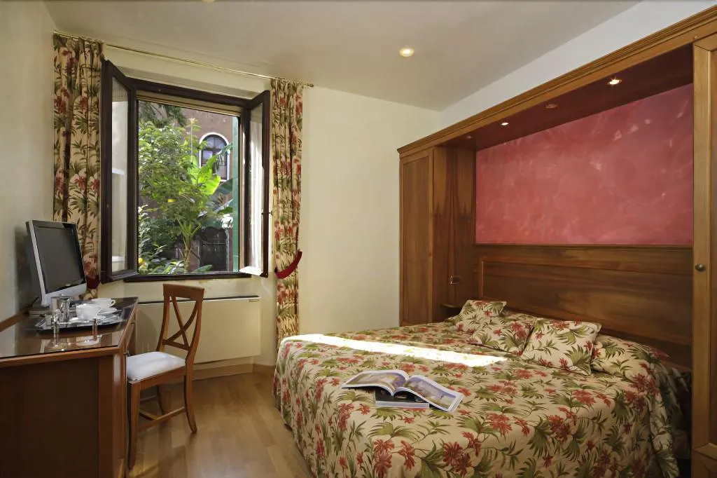 Room, Abbazia, Venice