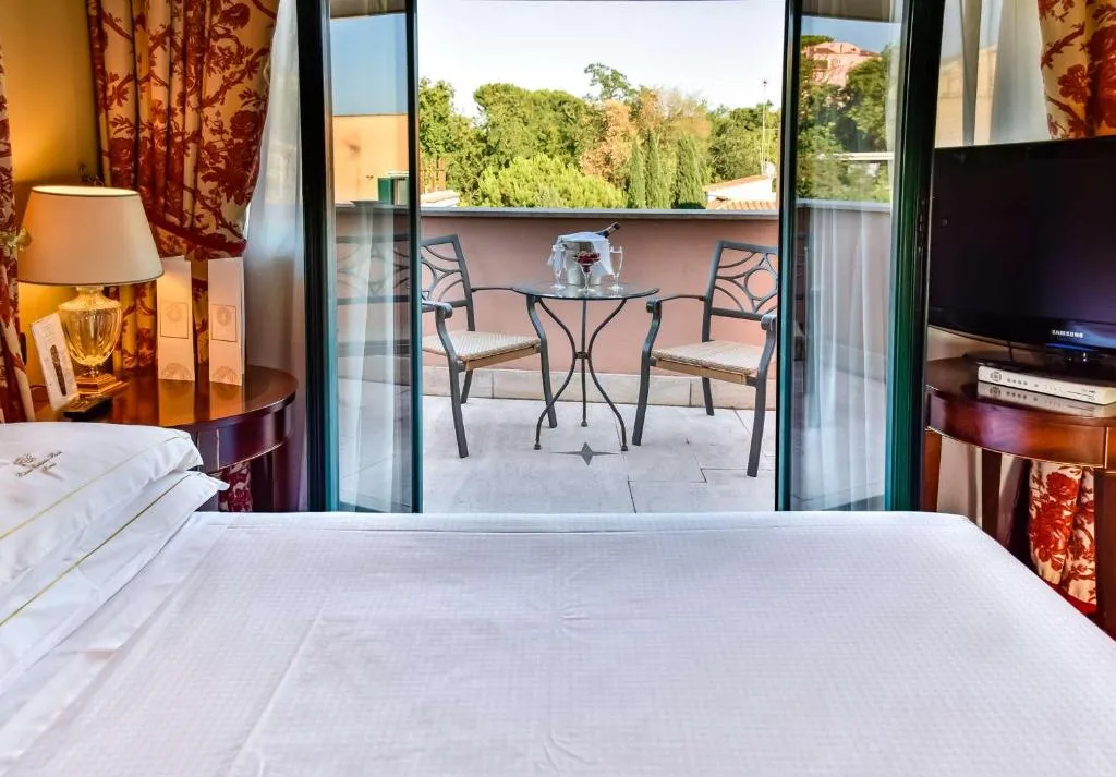 Room, River Chateau, Rome