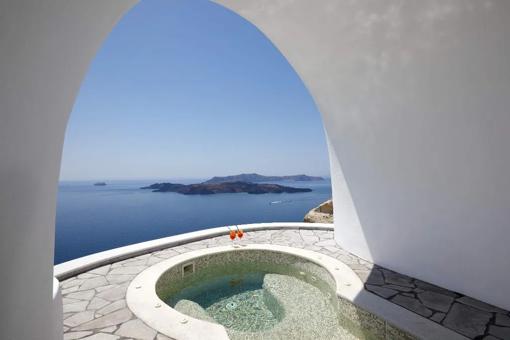 SUITE DELUXE WITH JACUZZI Room, Petit Palace, Santorini