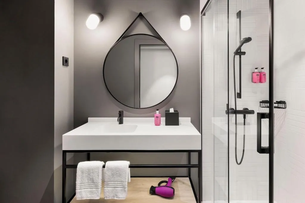 DOUBLE QUEEN SIZE BED Room, Moxy Barcelona, Barcelona