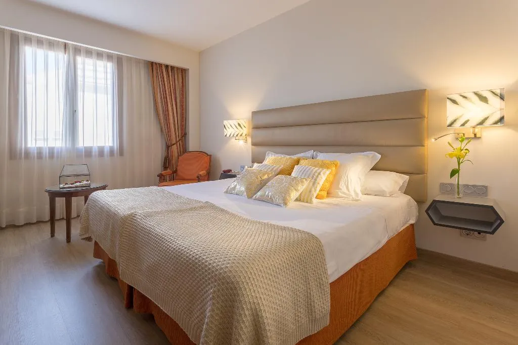 DOUBLE STANDARD Room, Izan Trujillo, Madrid