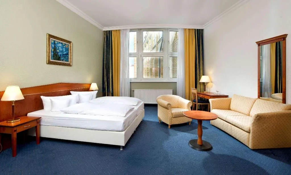 TRIPLE STANDARD Room, Wyndham Garden Berlin Mitte, Berlin