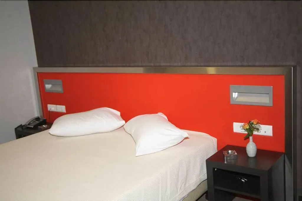Room, Des Roses, Athens