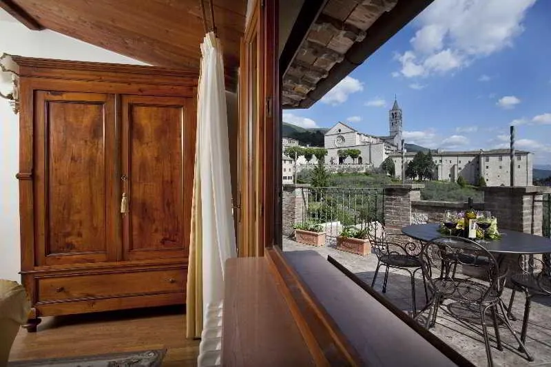 SUITE CAPACITY 3 Room, Residenza D'Epoca di San Crispino, Perugia