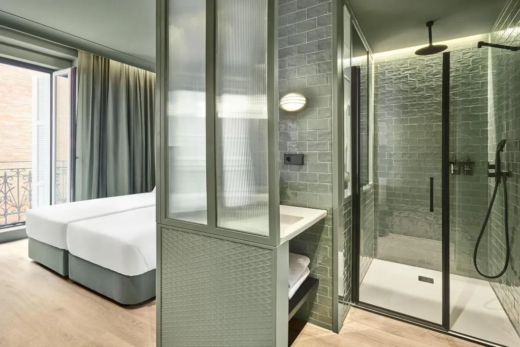 DOUBLE DELUXE QUEEN BED Room, Chic & Basic Dot, Madrid