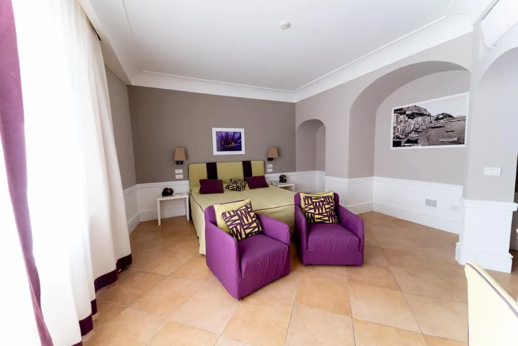 DOUBLE SINGLE USE CLASSIC DOUBLE BED Room, Della Piccola Marina, Naples