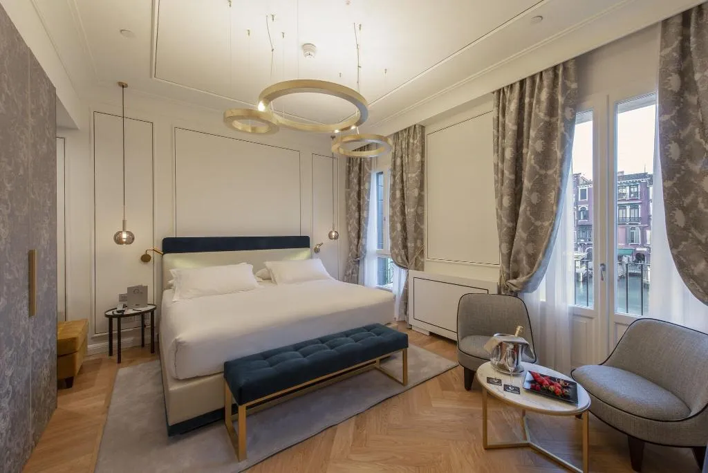 SUITE KING SIZE BED Room, H10 Palazzo Canova, Venice