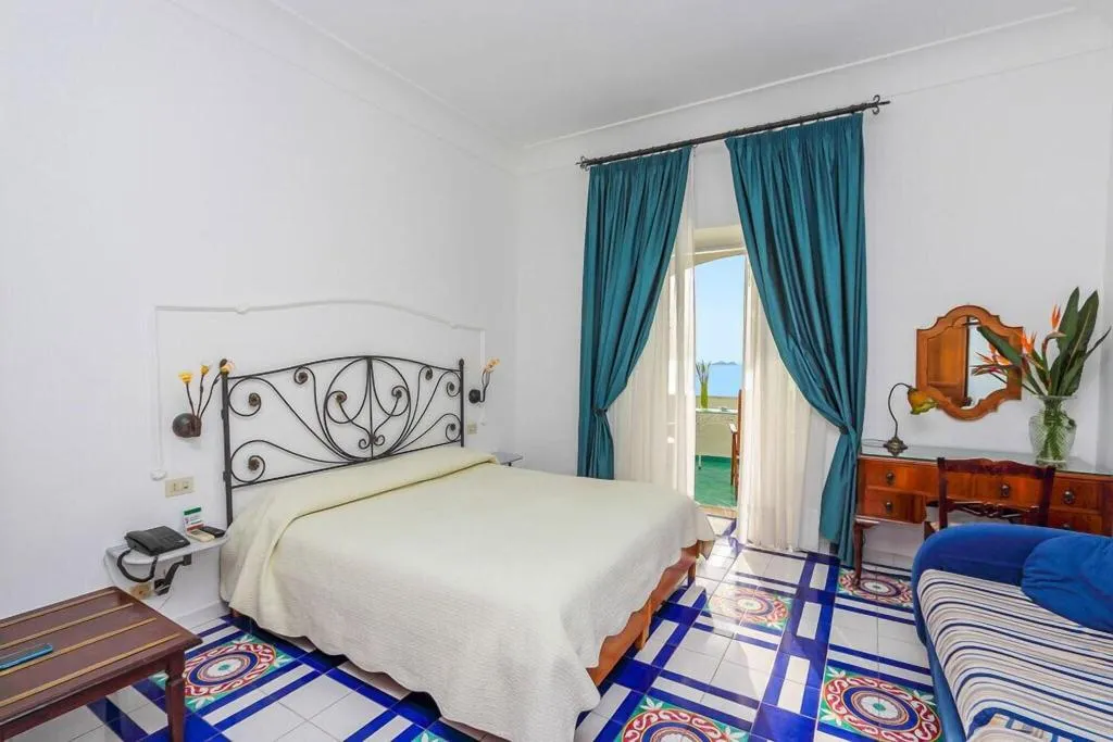 Room, Smeraldo, Naples