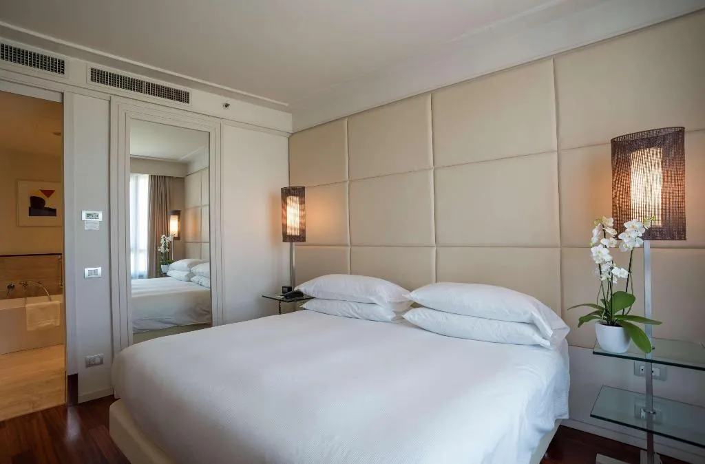 JUNIOR SUITE KING SIZE BED Room, DoubleTree by Hilton Florence Metropole, Florence