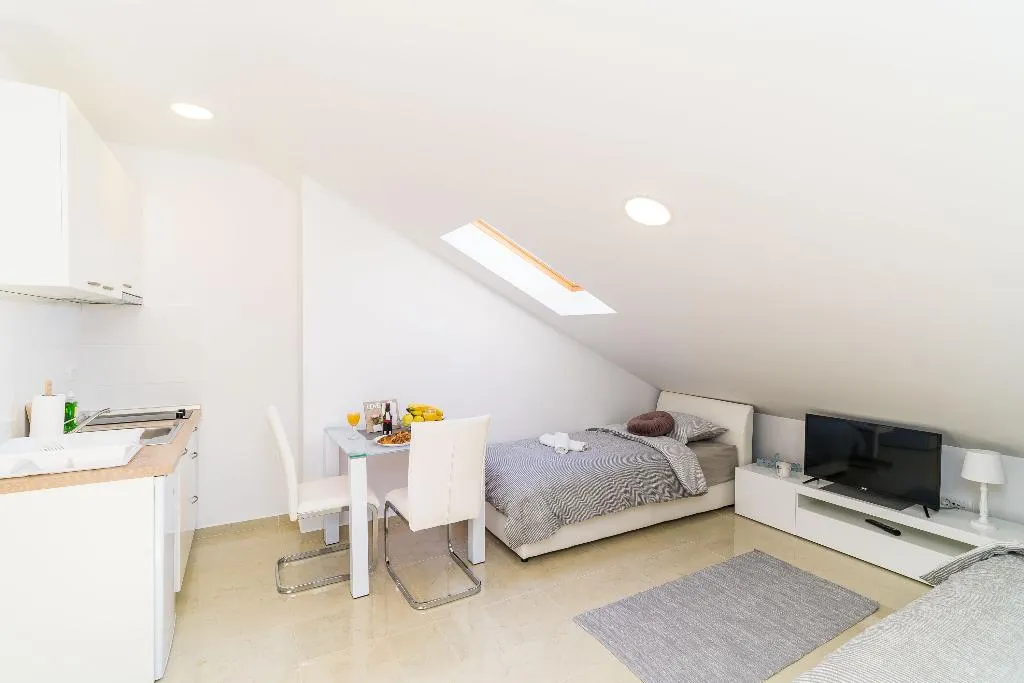 STUDIO WITH BALCONY Room, Apartments Smanjak, Dubrovnik