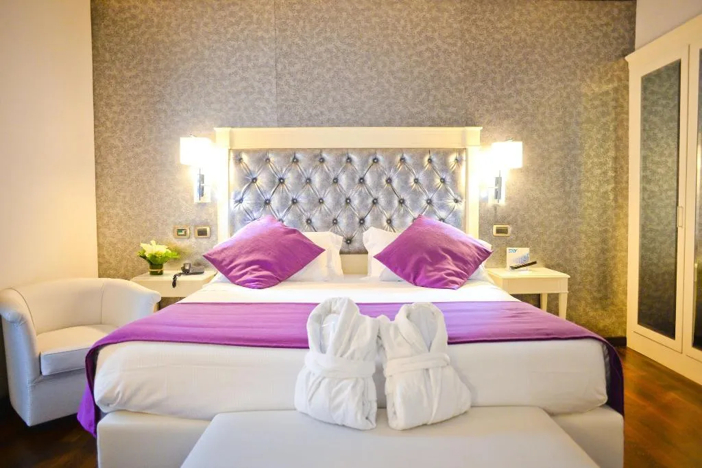 JUNIOR SUITE KING SIZE BED Room, Trilussa Palace Congress & Spa, Rome