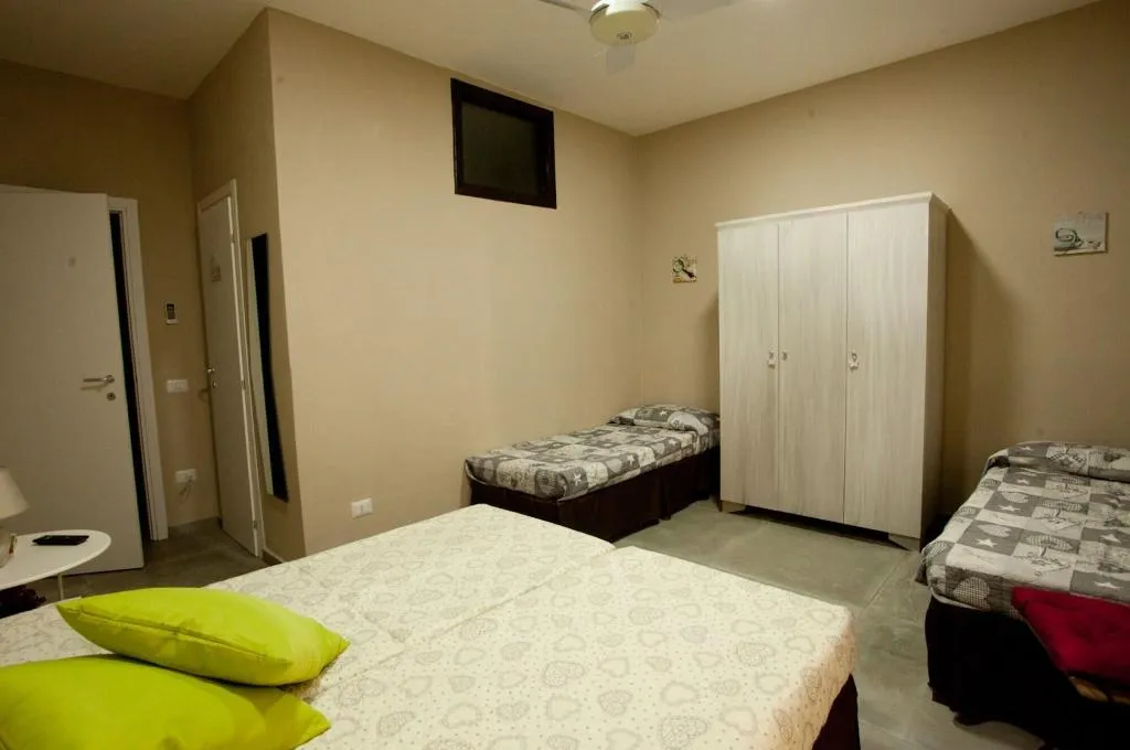 Room, B&B Cara Napoli, Naples