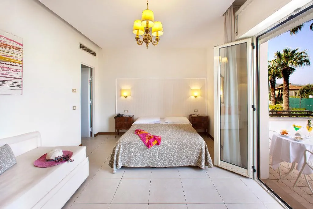 TRIPLE WITH BALCONY Room, Hotel Alpha, Naples
