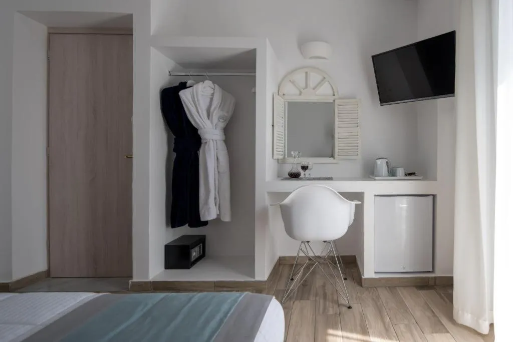 Double or Twin STANDARD Room, Oasis Suites Fira, Santorini
