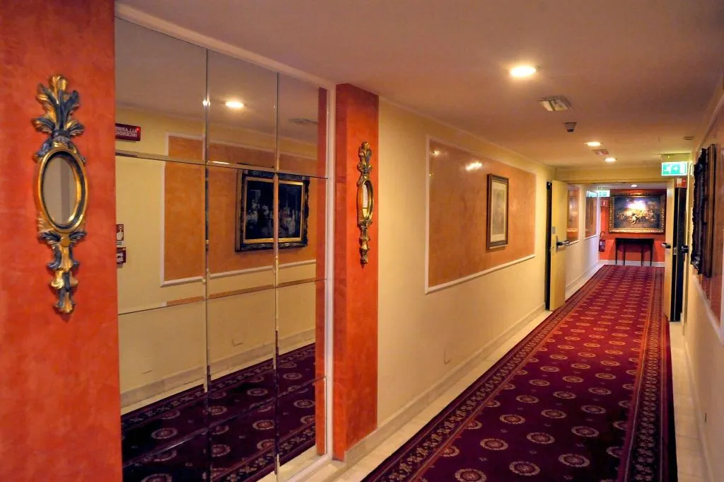 Lobby, Santa Barbara, Milan