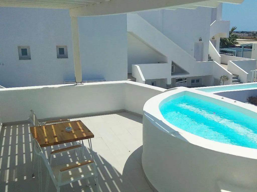 JUNIOR SUITE WITH JACUZZI Room, Petri Suites, Santorini