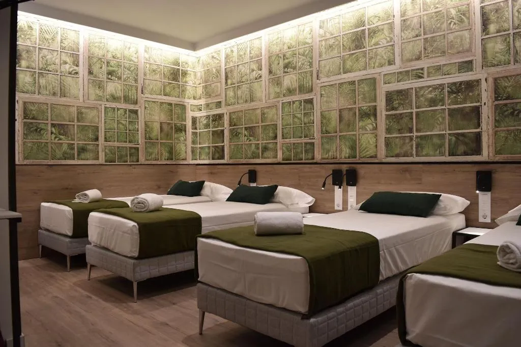QUADRUPLE ECONOMY Room, Casp Green House, Barcelona