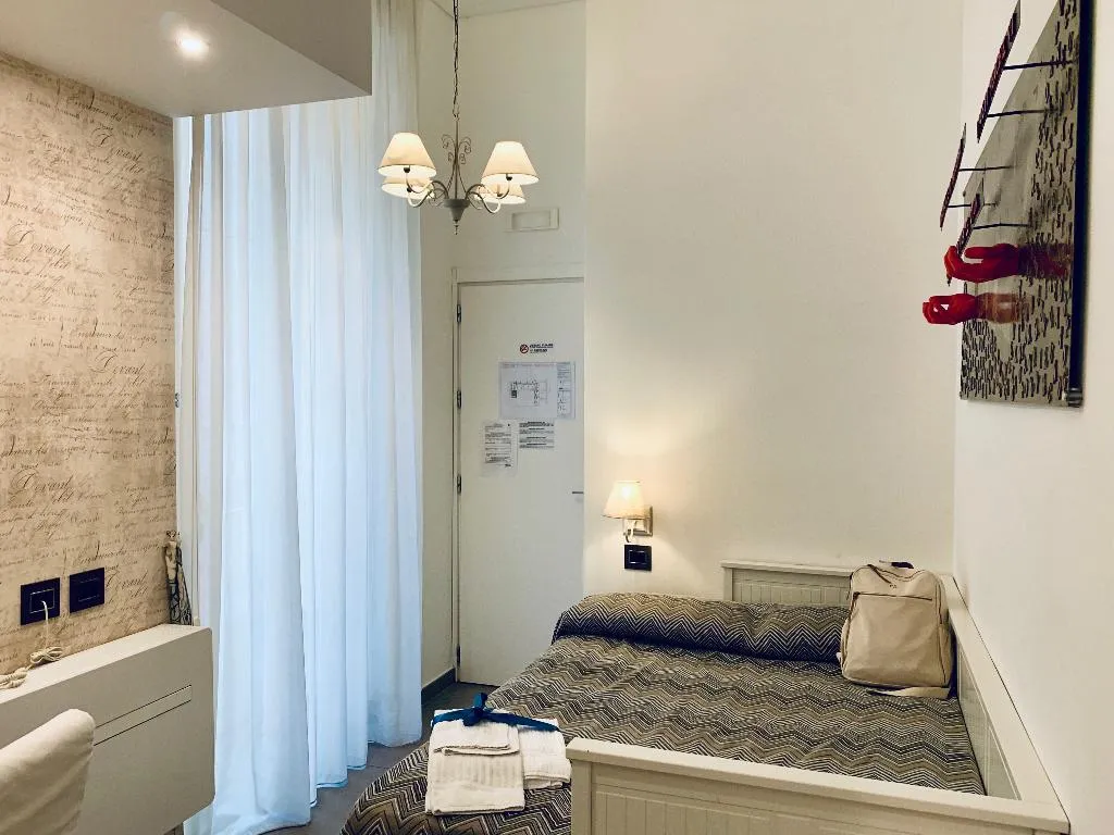 SINGLE STANDARD Room, Relais Piazza del Plebiscito, Naples
