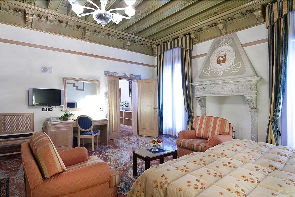 Room, Foscari Palace, Venice