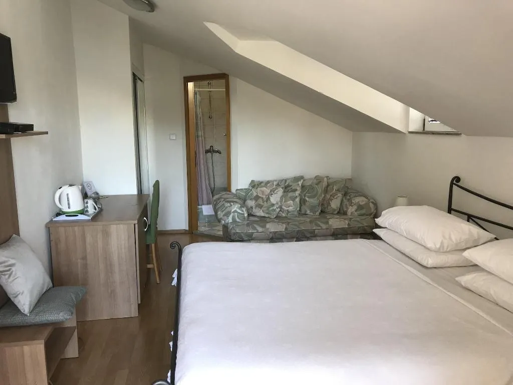 Room, Pink Inn, Split