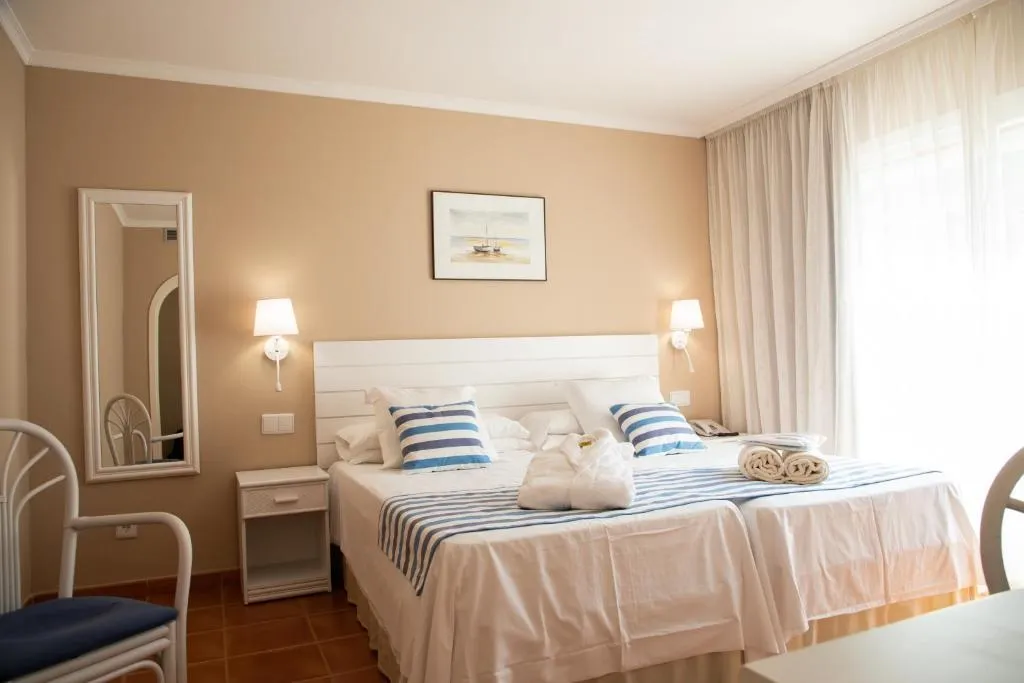 TRIPLE SUPERIOR Room, DWO Les Palmeres, Costa Brava