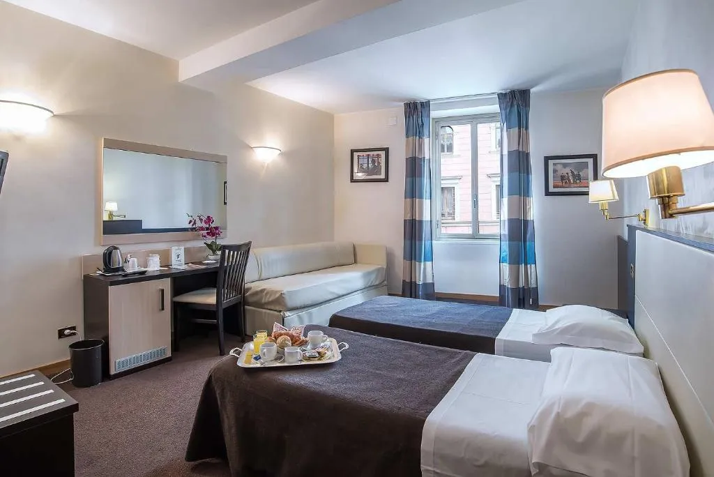 TRIPLE SUPERIOR Room, Tritone, Rome