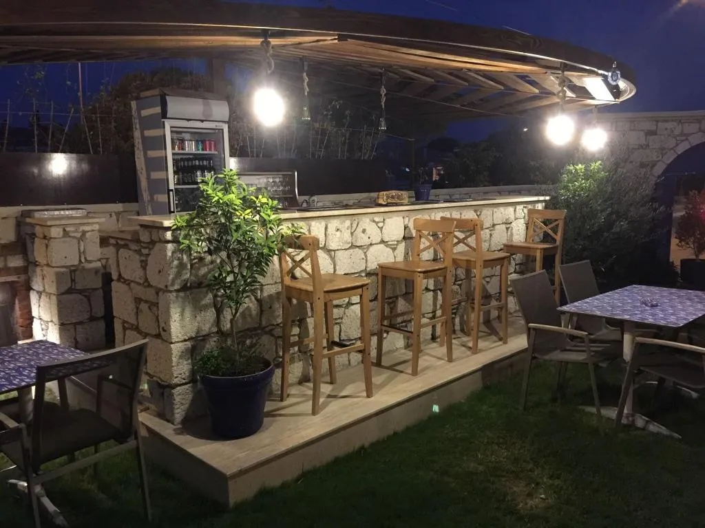Bar, Alacaat, Izmir