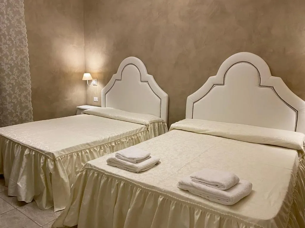 Room, Boutique Hotel Calais Milano, Milan