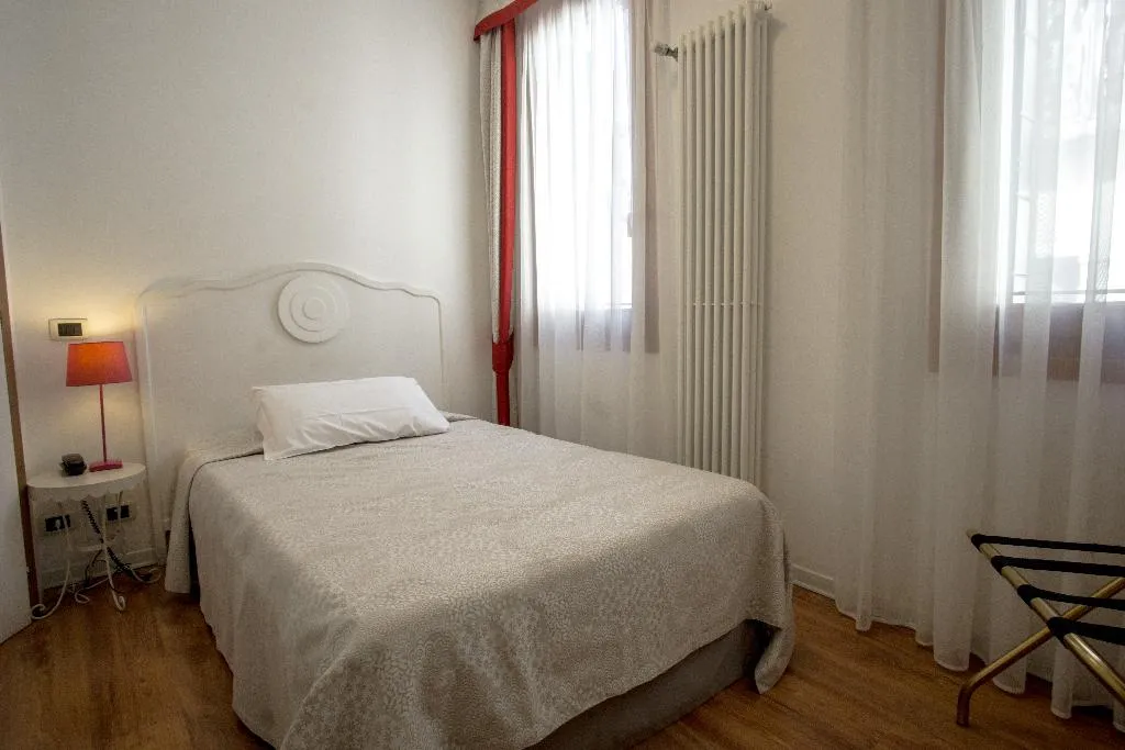 SINGLE STANDARD Room, Antigo Trovatore, Venice