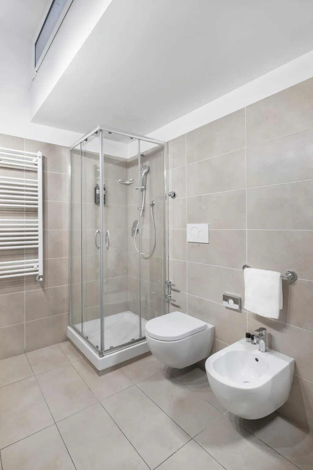 APARTMENT TWO BEDROOMS TWO BATHROOMS Room, Oriana Homèl Roma, Rome