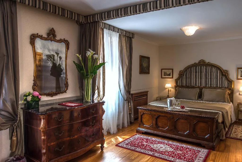 JUNIOR SUITE STANDARD Room, Forum, Rome