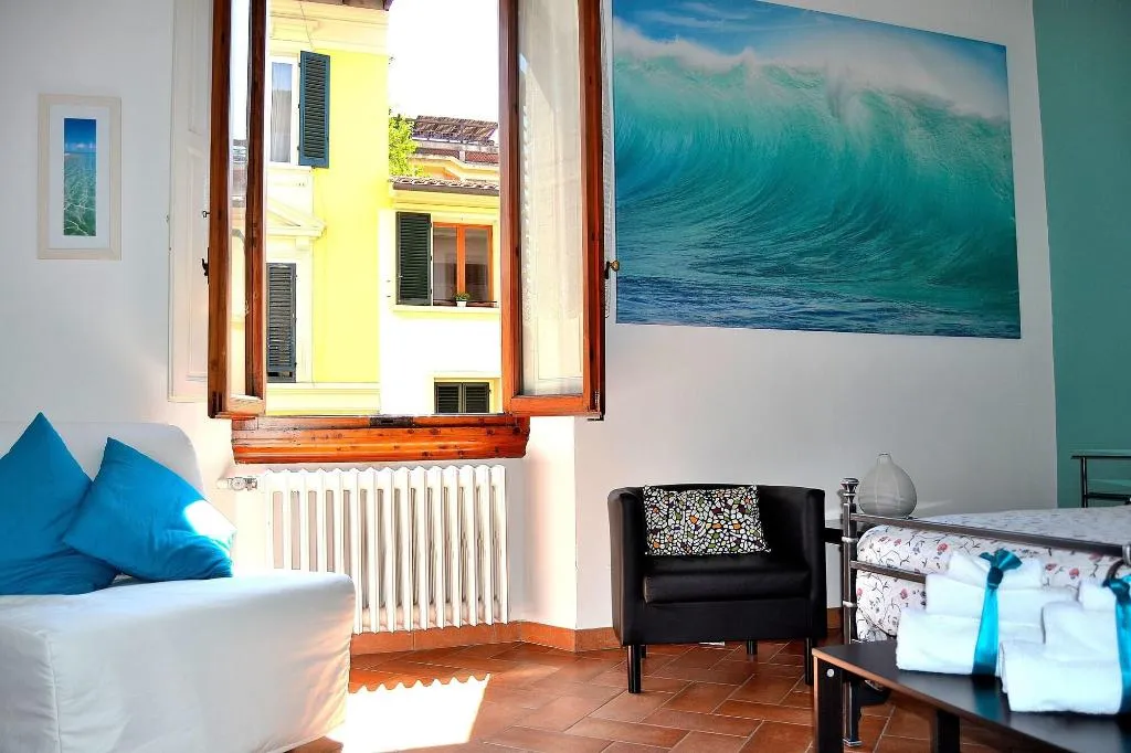 Room, Chez Moi, Florence