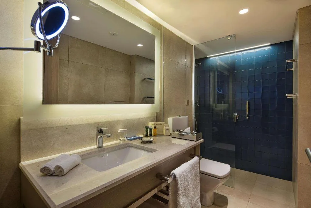 DOUBLE EXECUTIVE KING BED Room, Hilton Izmir, Izmir