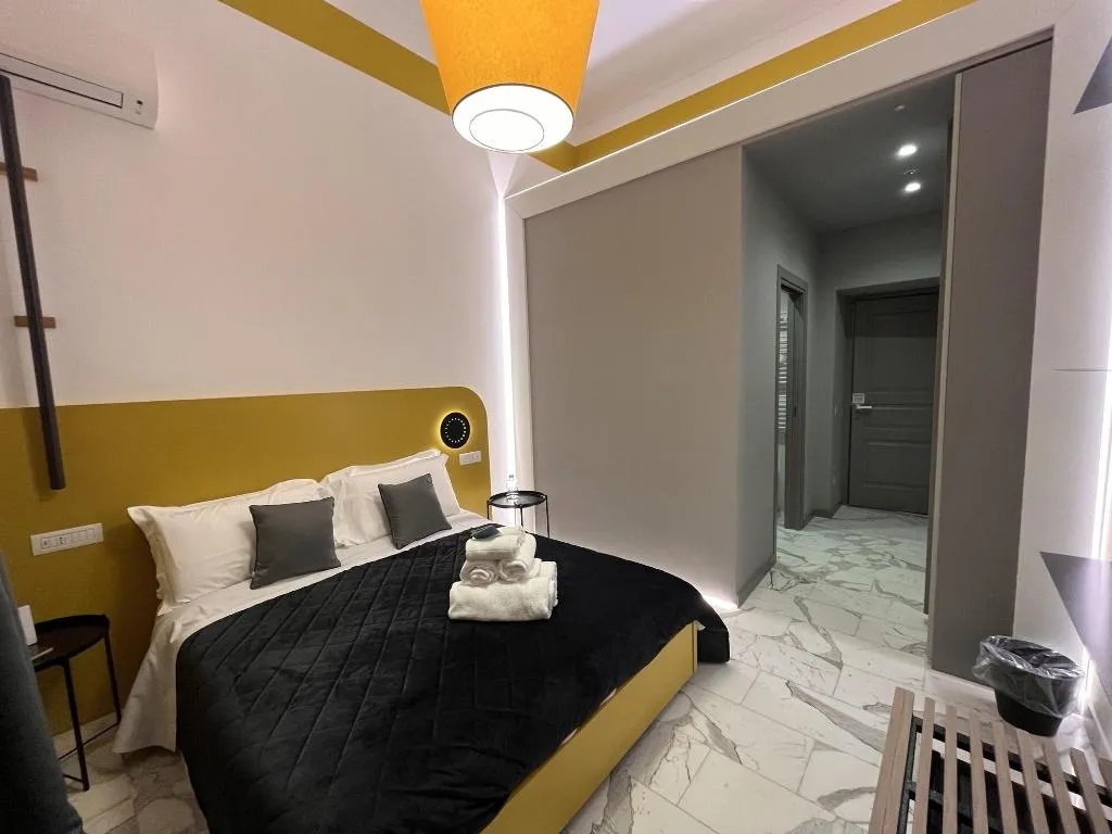 Room, Rettifilo 311, Naples