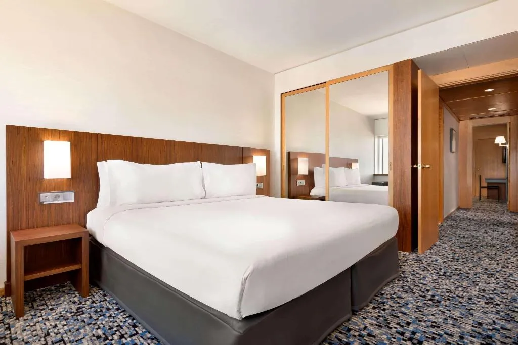SUITE RIVER VIEW Room, Ramada by Wyndham Lisbon, Lisbon