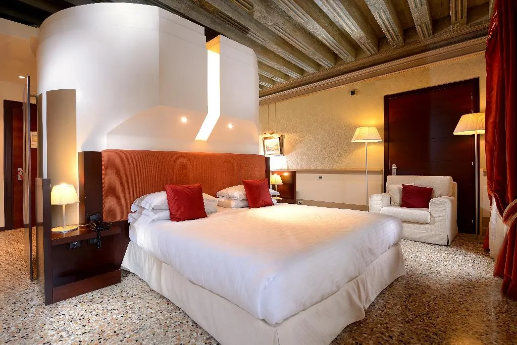 JUNIOR SUITE STANDARD Room, Ruzzini Palace, Venice