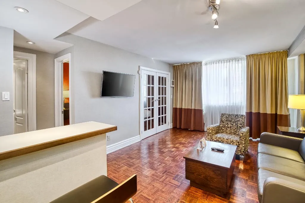 DOUBLE KING SIZE BED Room, Town Inn Suites Toronto, Toronto, Ontario
