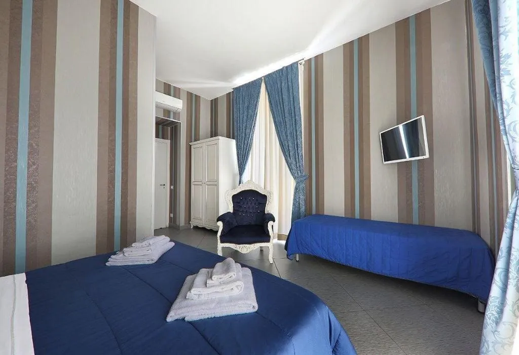 Room, New Sayonara, Naples