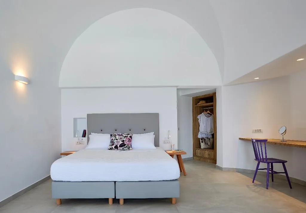 SUITE WITH JACUZZI Room, Aperanto Suites, Santorini