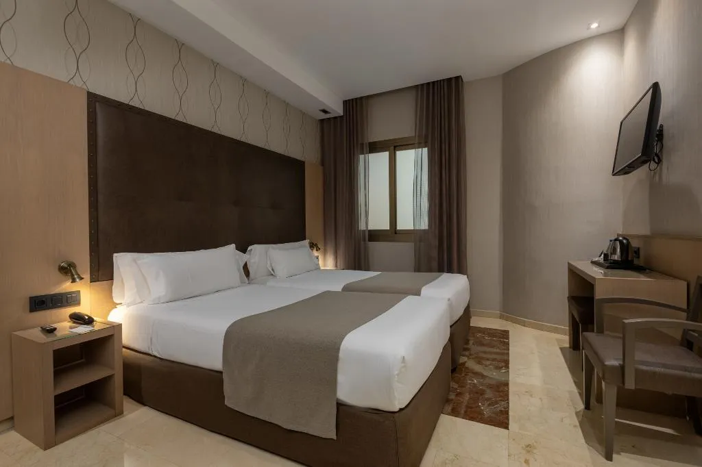 TRIPLE STANDARD Room, Gran Hotel Barcino 4*S, Barcelona
